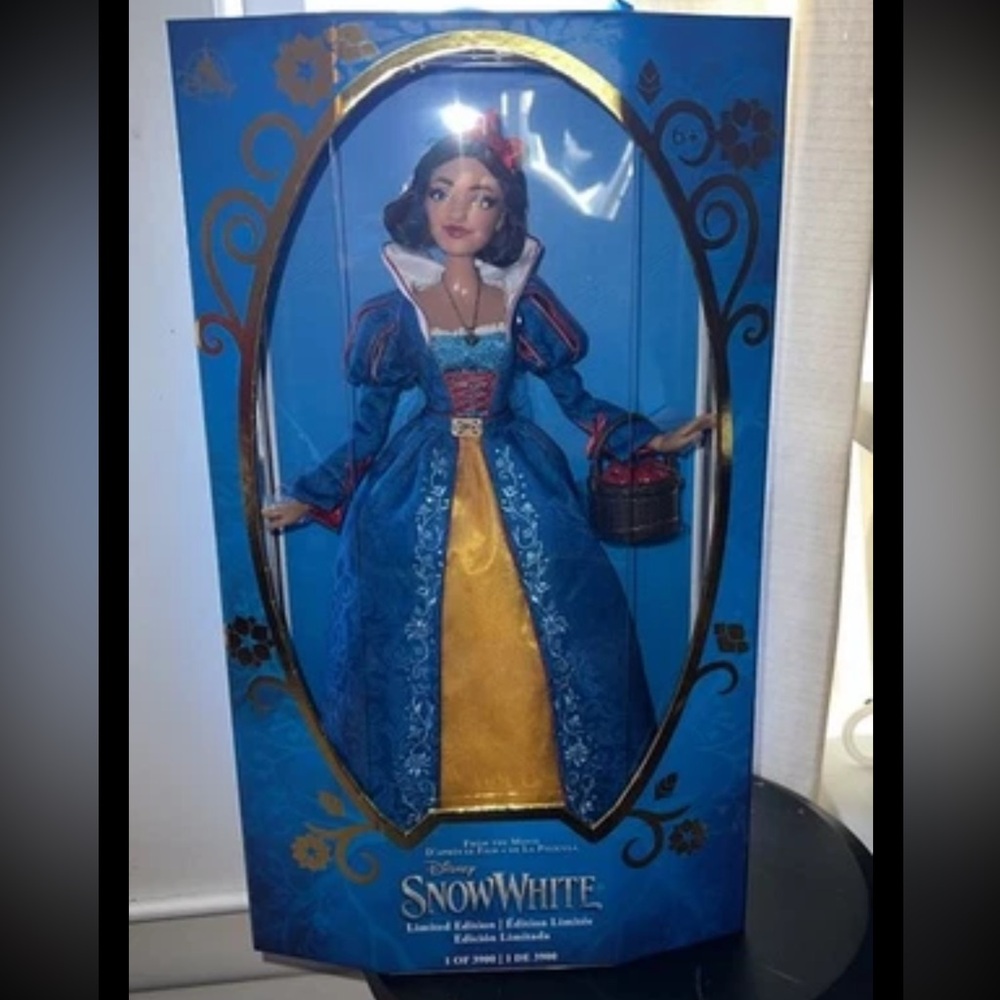 Disney 17” Snow White Limited Edition - Blue and Yellow